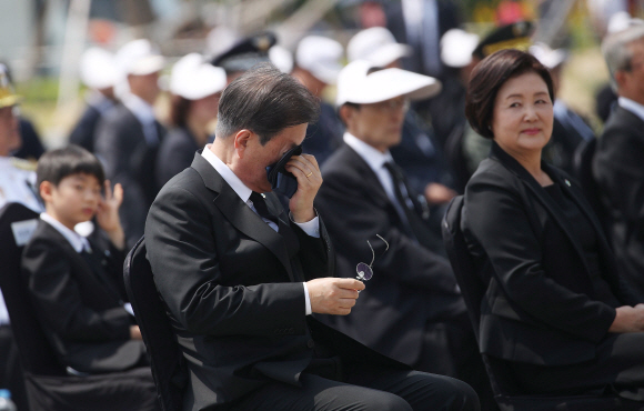 문재인 대통령이 6일 오전 대전시 유성구 국립대전현충원에서 열린 제65회 현충일 추념식에서 고 임춘수 소령의 자녀 임욱자 씨의 편지 낭독을 듣던중 눈물을 닦고 있다.  2020.6.6.  도준석 기자 pado@seoul.co.kr