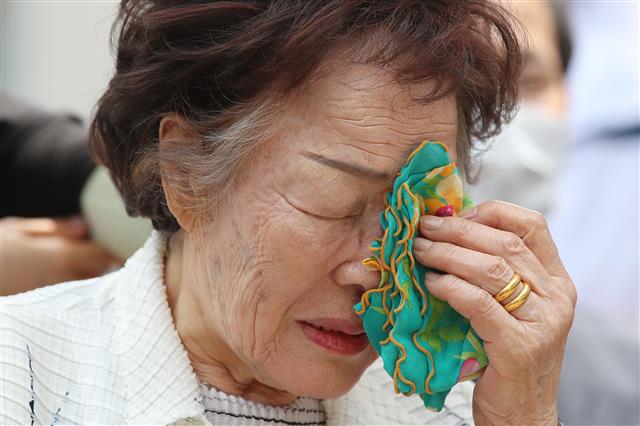 일본군 위안부 피해자 이용수 할머니가 6일 오전 대구 중구 서문로 희움 일본군 위안부 역사관에서 열린 ‘대구·경북 일본군 위안부 피해자 추모의 날’ 행사에 참석해 세상 먼저 떠난 할머니들의 영정을 바라보다 흐르는 눈물을 손수건으로 닦고 있다. 2020.6.6 뉴스1