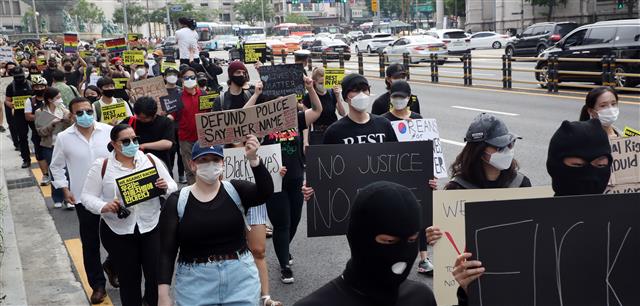 시민과 외국인들이 6일 서울 중구 명동에서 청계천 한빛광장까지 미국 백인 경찰관의 과잉 진압으로 숨진 흑인 남성 조지 플로이드 추모 행진을 하고 있다. 2020.6.6 뉴스1