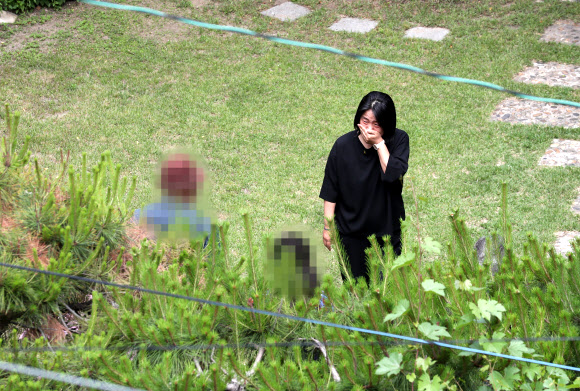 더불어민주당 윤미향 의원이 7일 오전 서울 마포구 연남동 ‘평화의 우리집’에서 관계자들을 맞이하고 있다. 정의기억연대(정의연)의 기부금 사용 의혹 등을 수사하고 있는 검찰이 최근 일본군 ‘위안부’ 피해자 할머니 쉼터인 ‘평화의 우리집’에 대해 압수수색을 진행한 가운데 이곳 소장 A(60) 씨가 자신의 집에서 숨진 채 발견됐다. 2020.6.7  연합뉴스