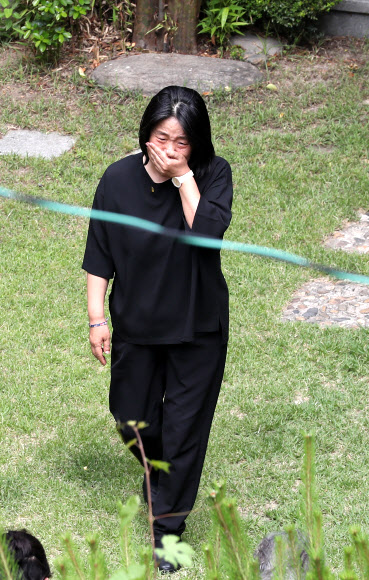 더불어민주당 윤미향 의원이 7일 오전 서울 마포구 연남동 ‘평화의 우리집’에서 관계자들을 맞이하고 있다. 정의기억연대(정의연)의 기부금 사용 의혹 등을 수사하고 있는 검찰이 최근 일본군 ‘위안부’ 피해자 할머니 쉼터인 ‘평화의 우리집’에 대해 압수수색을 진행한 가운데 이곳 소장 A(60) 씨가 자신의 집에서 숨진 채 발견됐다. 2020.6.7  연합뉴스