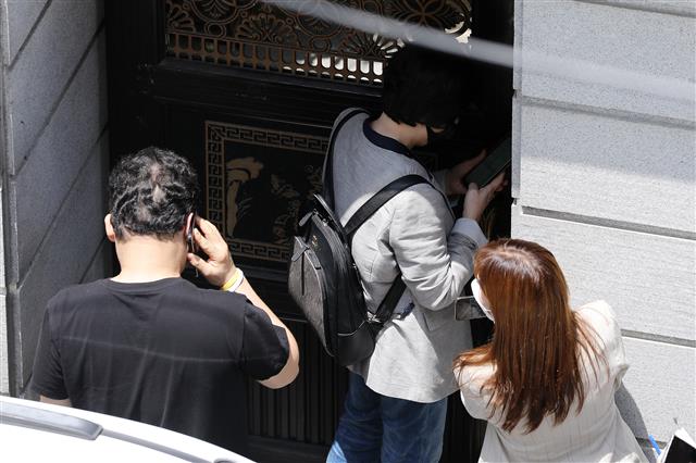 7일 오전 서울 마포구 위안부 피해자 쉼터 ‘평화의 우리집‘ 앞으로 관계자들이 들어가기 위해 대기하고 있다.  정의기억연대(정의연)의 기부금 사용 의혹 등을 수사하고 있는 검찰이 최근 일본군 ‘위안부’ 피해자 할머니 쉼터인 ‘평화의 우리집’에 대해 압수수색을 진행한 가운데 이곳 소장 손 모 씨가 자신의 집에서 숨진 채 발견됐다.  경찰은 “현장에서 유서는 발견되지 않았고 손 씨의 휴대전화 등을 확보해 정확한 사망 경위를 조사 중”이라고 밝혔다. 2020.6.7 뉴스1