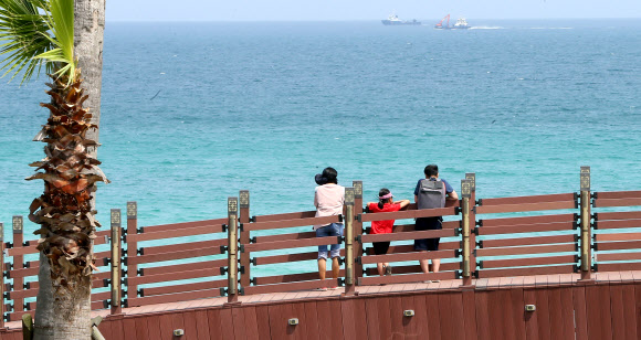 맑은 날씨를 보인 7일 오전 제주시 함덕해수욕장에서 도민과 관광객들이 여유롭게 주말을 보내고 있다. 2020.6.7  연합뉴스