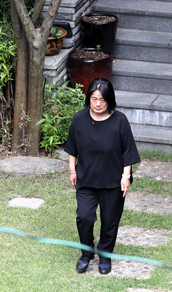 더불어민주당 윤미향 의원이 7일 오전 서울 마포구 연남동 ‘평화의 우리집’에서 관계자들을 맞이하고 있다. 정의기억연대(정의연)의 기부금 사용 의혹 등을 수사하고 있는 검찰이 최근 일본군 ‘위안부’ 피해자 할머니 쉼터인 ‘평화의 우리집’에 대해 압수수색을 진행한 가운데 이곳 소장 A(60) 씨가 자신의 집에서 숨진 채 발견됐다. 2020.6.7  연합뉴스