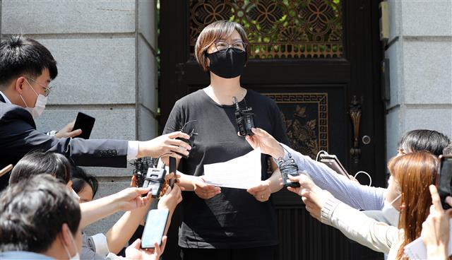 이나영 정의기억연대 이사장이 7일 오후 서울 마포구 위안부 피해자 쉼터 ‘평화의 우리집‘ 앞에서 입장문 발표를 하고 있다.  정의기억연대(정의연)의 기부금 사용 의혹 등을 수사하고 있는 검찰이 최근 일본군 ‘위안부’ 피해자 할머니 쉼터인 ‘평화의 우리집’에 대해 압수수색을 진행한 가운데 이곳 소장 손 모 씨가 자신의 집에서 숨진 채 발견됐다.  경찰은 “현장에서 유서는 발견되지 않았고 손 씨의 휴대전화 등을 확보해 정확한 사망 경위를 조사 중”이라고 밝혔다. 2020.6.7 뉴스1