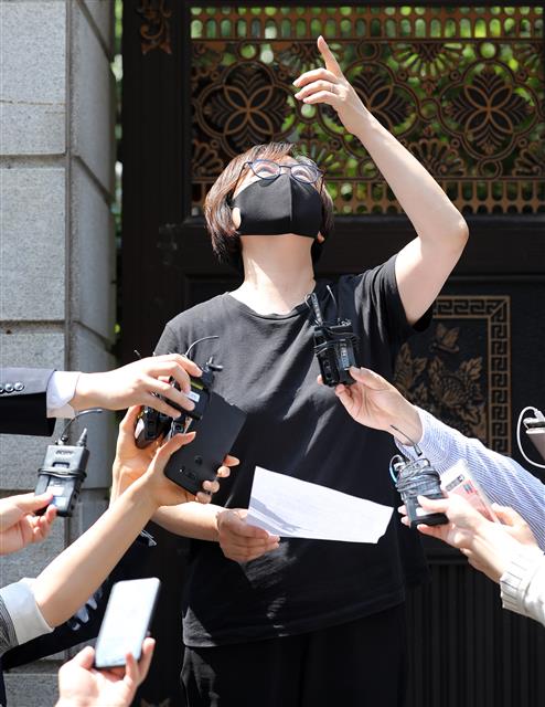 이나영 정의기억연대 이사장이 7일 오후 서울 마포구 위안부 피해자 쉼터 ‘평화의 우리집‘ 앞에서 입장문 발표에 앞서 건너편 옥상에서 취재하고 있는 취재진을 향해 촬영 중단을 요구하고 있다.  정의기억연대(정의연)의 기부금 사용 의혹 등을 수사하고 있는 검찰이 최근 일본군 ‘위안부’ 피해자 할머니 쉼터인 ‘평화의 우리집’에 대해 압수수색을 진행한 가운데 이곳 소장 손 모 씨가 자신의 집에서 숨진 채 발견됐다.  경찰은 “현장에서 유서는 발견되지 않았고 손 씨의 휴대전화 등을 확보해 정확한 사망 경위를 조사 중”이라고 밝혔다. 2020.6.7 뉴스1