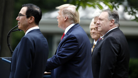 지난달 29일(현지시간) 도널드 트럼프 대통령의 백악관 브리핑에 마이크 폼페이오 국무장관(맨 오른쪽)이 참석했다. AP통신