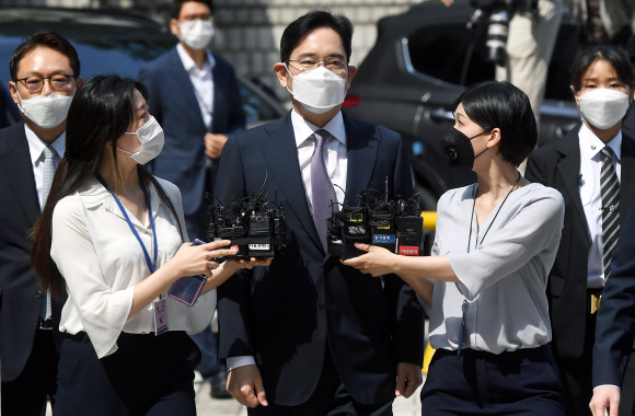 이재용 삼성전자 부회장이 8일 오전 서울 서초동 서울중앙지법에 출석 하고 있다. 2020. 6. 8  정연호 기자 tpgod@seoul.co.kr