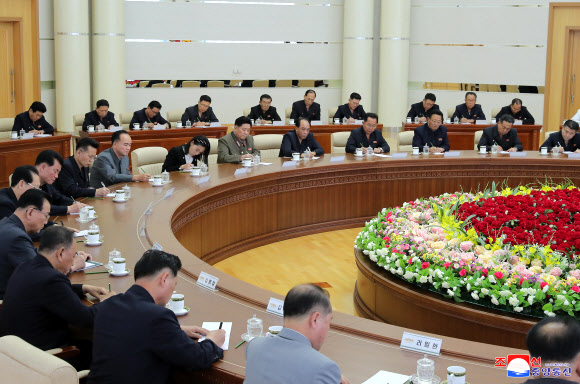 조선노동당 중앙위원회 제7기 제13차 정치국 회의가 7일에 열렸다며 조선중앙통신이 8일 오전 이 사진을 보도했다. 2020.6.8 평양 조선중앙통신=연합뉴스