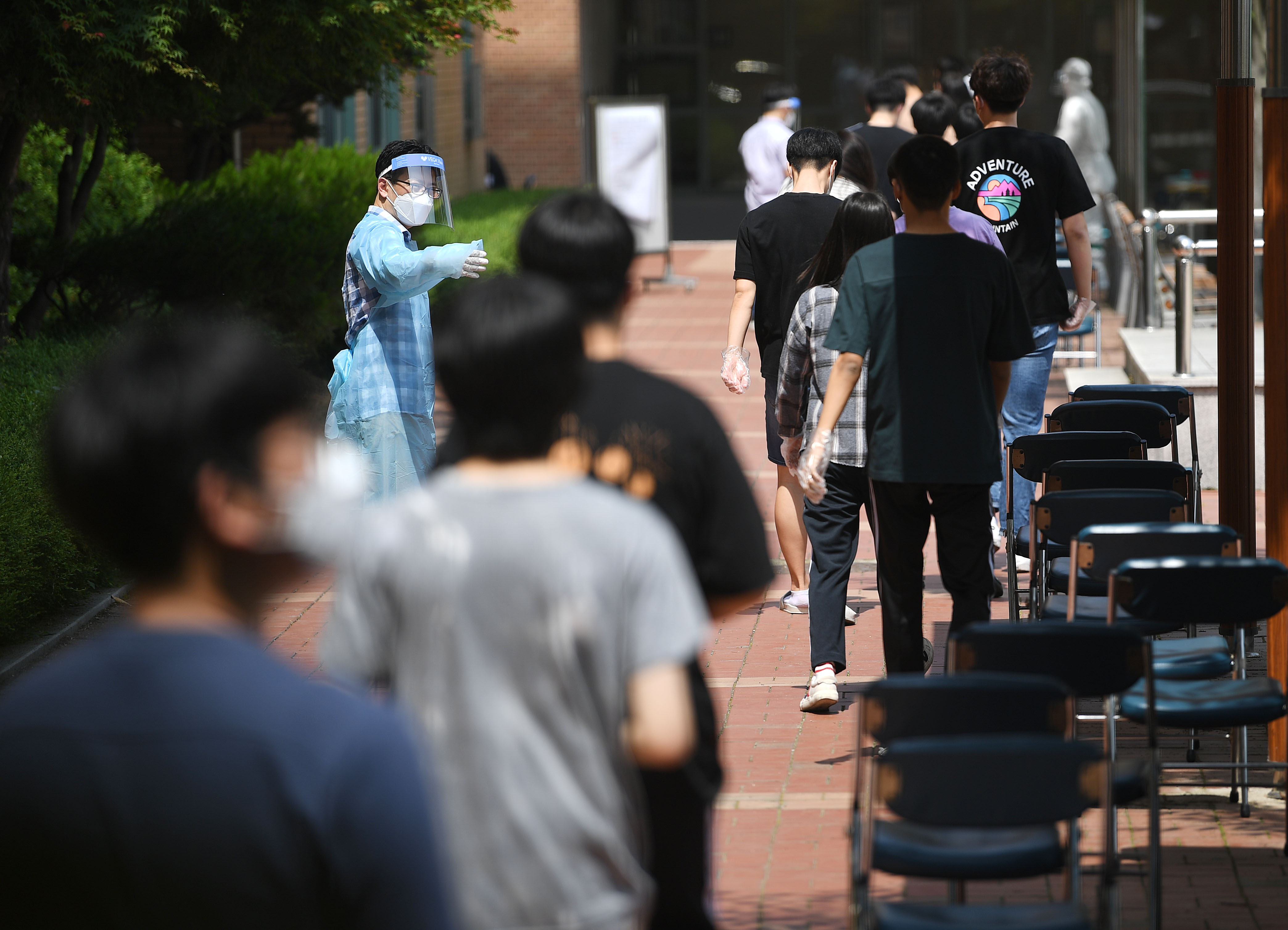 8일 서울 중랑구 원묵고등학교에 마련된 선별진료소에서 이 학교 학생, 교직원들이 코로나 19 검사를 받기 위해 차례를 기다리고 있다. 오장환 기자 5zzang@seoul.co.kr