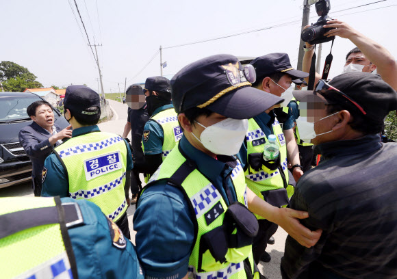 박상학 자유북한운동연합 대표가 8일 오전 인천시 강화군 삼산면 석모리 한 해안가 진입로에서 통행을 막아선 주민들에 반발하고 있다. 박 대표와 탈북민단체 회원들은 이날 이 지역 해안가에서 쌀을 담은 페트(PET)병을 바다에 띄워 북측에 보내는 행사를 개최하려다가 주민 반발에 부딪혀 실패하고 되돌아갔다. 2020.6.8  연합뉴스