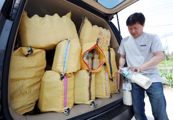 박정오 큰샘 회장이 8일 오전 인천시 강화군 삼산면 석모리 한 해안가 진입로에서 쌀을 담은 페트(PET)병을 공개하고 있다. 박 회장과 탈북민단체 회원들은 이날 이 지역 해안가에서 쌀을 담은 페트병을 바다에 띄워 북측에 보내는 행사를 개최하려다가 주민 반발에 부딪혀 실패하고 되돌아갔다. 2020.6.8  연합뉴스