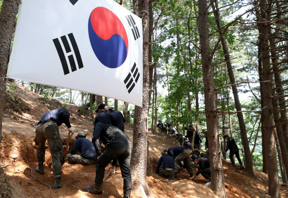 8일 오후 강원 화천군 하남면 서오지리 내 6·25 전사자 유해발굴 현장에서 유군 27사단 장병들이 발굴 작업을 하고 있다. 2020.6.8  연합뉴스