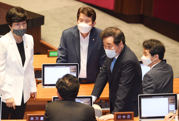 제21대 국회 전반기 상임위원장 선출 법정 시한인 8일 열린 국회 본회의에서 이낙연 의원이 동료의원들과 대화를 하고 있다. 2020.6.8 김명국 선임기자 daunso@seoul.co.kr