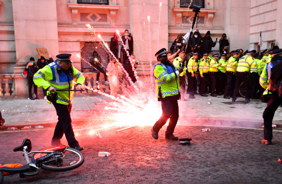 7일(현지시간) 영국 런던에서 미국 백인 경찰의 과잉 진압으로 흑인 조지 플로이드가 사망한 사건에 항의하는 시위대와 경찰이 충돌하고 있다. 로이터 연합뉴스