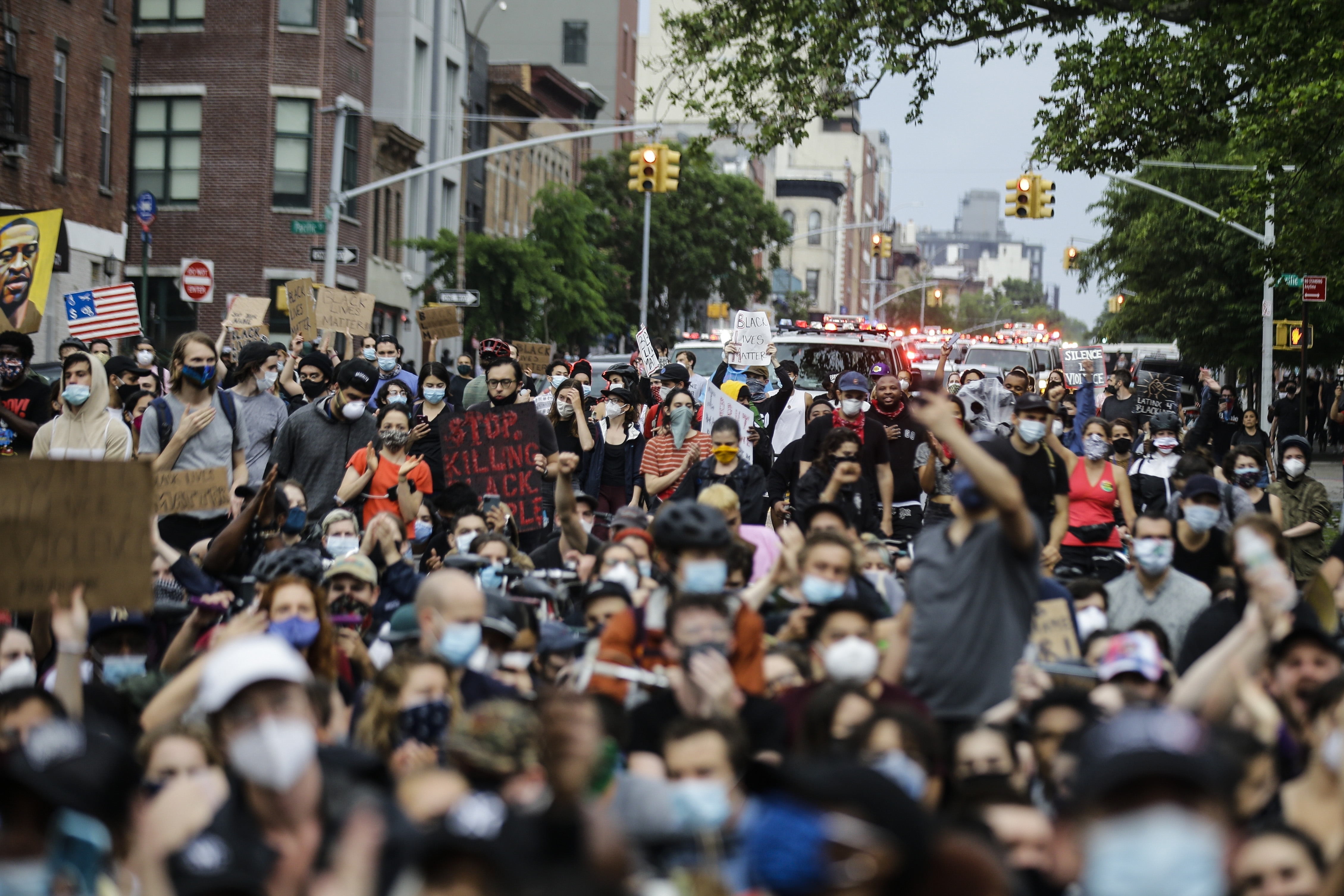 흑인 남성 조지 플로이드의 죽음에 항의하는 시위대가 5일(현지시간) 미국 뉴욕시의 브루클린 지역에서 시가행진을 벌이고 있다. 2020.06.06 AP 연합뉴스