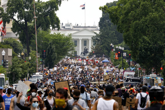 백악관 앞에 운집한 ‘흑인사망’ 항의 시위대