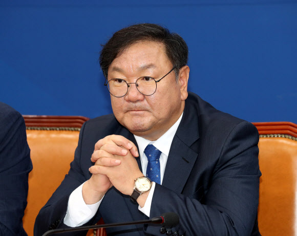 더불어민주당 김태년 원내대표가 9일 오전 서울 여의도 국회에서 열린 원내대책회의에서 참석자 발언을 듣고 있다. 2020.6.9  연합뉴스