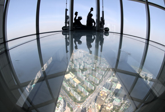 아찔한 롯데월드타워 유리창 청소