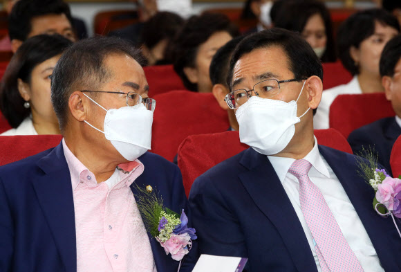 미래통합당 주호영 원내대표(오른쪽)와 무소속 홍준표 의원이 9일 국회 의원회관에서 열린 ‘대한민국 미래혁신포럼’ 21대 국회 개원 기념 특별강연에서 논의하고 있다.  2020.6.9  연합뉴스