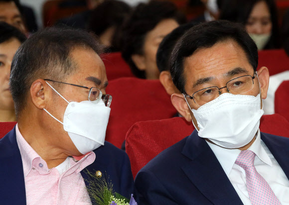 미래통합당 주호영 원내대표(오른쪽)와 무소속 홍준표 의원이 9일 국회 의원회관에서 열린 ‘대한민국 미래혁신포럼’ 21대 국회 개원 기념 특별강연에서 논의하고 있다.  2020.6.9  연합뉴스