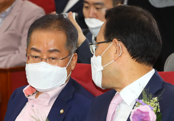 무소속 홍준표 의원(왼쪽)과 미래통합당 주호영 원내대표가 9일 국회 의원회관에서 열린 ‘대한민국 미래혁신포럼’ 21대 국회 개원 기념 특별강연에서 논의하고 있다.  2020.6.9  연합뉴스