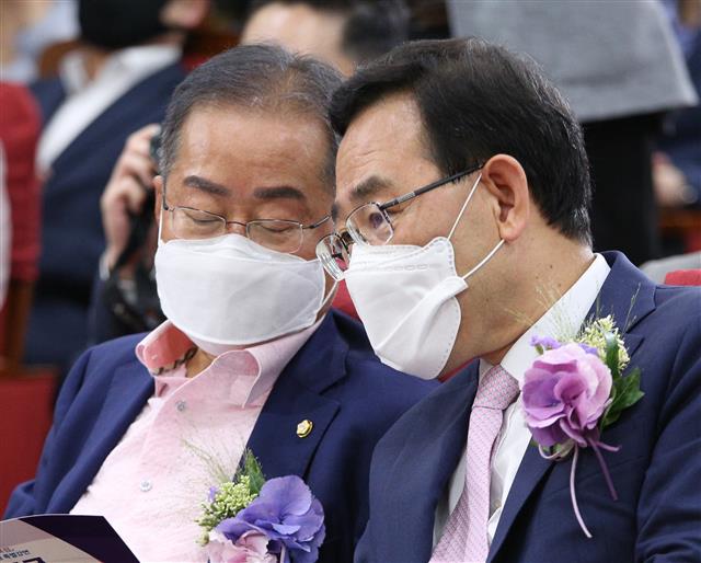 주호영 미래통합당 원내대표와 홍준표 무소속 의원이 9일 오전 서울 여의도 국회 의원회관에서 열린 대한민국 미래혁신포럼 21대 국회 개원기념 특별강연에서 대화하고 있다. 2020.6.9 뉴스1