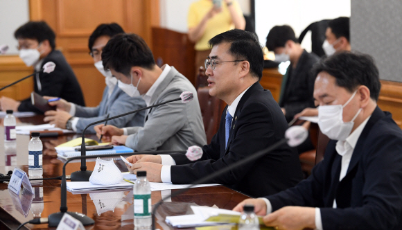 금융위원회 손병두 부위원장이 9일 서울 명동 은행회관에서 열린 경제중대본 금융리스크 대응반회의에서 인사말을 하고 있다. 2020.6.9 정연호 기자 tpgod@seoul.co.kr