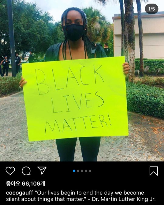 흑인 인종차별에 반대하는 ‘흑인들의 생명도 소중하다’(Black Lives Matter) 손팻말을 들고 있는 테니스 선수 코리 거프. 인스타그램 캡처 　