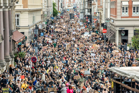 7일(현지시간) 덴마크의 수도 코펜하겐 도심에서 조지 플로이드 사망 사건에 항의하며 열린 대규모 시위에 인파가 붐비고 있다. 코펜하겐 AFP 연합뉴스