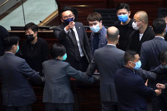 중국 국가모독 금지법 표결에 항의하는 홍콩 범민주진영 의원들