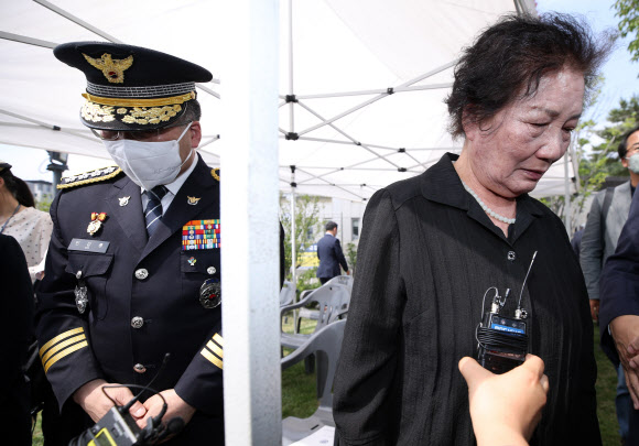 고(故) 이한열 열사의 어머니 배은심 여사가 9일 오후 서울 서대문구 신촌동 연세대학교 한열 동산에서 열린 고(故) 이한열 열사 33주기 추모식을 마친 뒤 언론과 인터뷰를 끝내고 자리를 떠나고 있다. 배 여사 왼쪽은 이날 추모식에 참석한 민갑룡 경찰청장. 2020.6.9  연합뉴스