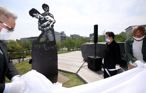 9일 오후 서울 서대문구 신촌동 연세대학교 한열 동산에서 열린 고(故) 이한열 열사 33주기 추모식에서 ‘한열이를 살려내라’란 문구가 적힌 판화 조형물이 공개되고 있다. 오른쪽 두 번째는 이 열사의 어머니 배은심 여사. 2020.6.9  연합뉴스