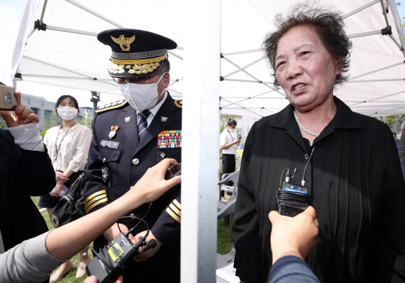고(故) 이한열 열사의 어머니 배은심 여사가 9일 오후 서울 서대문구 신촌동 연세대학교 한열 동산에서 열린 고(故) 이한열 열사 33주기 추모식을 마친 뒤 언론과 인터뷰를 하고 있다. 배 여사 왼쪽은 이날 추모식에 참석한 민갑룡 경찰청장. 2020.6.9  연합뉴스