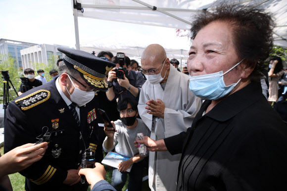 민갑룡 경찰청장이 9일 오후 서울 서대문구 신촌동 연세대학교 한열 동산에서 열린 고(故) 이한열 열사 33주기 추모식에 참석해 행사 시작 전 이 열사의 어머니 배은심 여사에게 인사하고 있다. 2020.6.9  연합뉴스