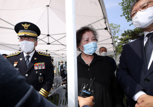 고(故) 이한열 열사의 어머니 배은심 여사가 9일 오후 서울 서대문구 신촌동 연세대학교 한열 동산에서 열린 고(故) 이한열 열사 33주기 추모식을 마친 뒤 언론과 인터뷰를 하고 있다. 배 여사 왼쪽은 이날 추모식에 참석한 민갑룡 경찰청장. 오른쪽은 김거성 대통령 비서실 시민사회수석. 2020.6.9  연합뉴스