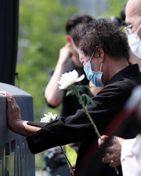 고(故) 이한열 열사의 어머니 배은심 여사가 9일 오후 서울 서대문구 신촌동 연세대학교 한열 동산에서 열린 고(故) 이한열 열사 33주기 추모식에서 헌화한 뒤 기념비에 손을 얹고 있다. 2020.6.9  연합뉴스