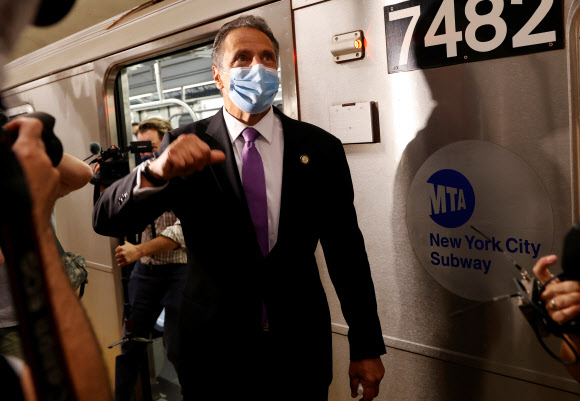 미국에서 신종 코로나바이러스 감염증(코로나19)으로 가장 큰 타격을 입었던 뉴욕 시가 8일(현지시간) 1단계 경제 정상화 조치에 돌입했다. 앤드루 쿠오모 뉴욕 주지사는 뉴욕시 맨해튼의 한 지하철역을 방문해 현장을 점검하고 시민들과 만났다. 로이터 연합뉴스
