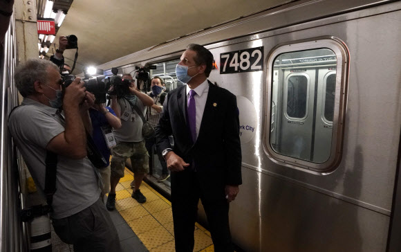 미국에서 신종 코로나바이러스 감염증(코로나19)으로 가장 큰 타격을 입었던 뉴욕 시가 8일(현지시간) 1단계 경제 정상화 조치에 돌입했다. 앤드루 쿠오모 뉴욕 주지사는 뉴욕시 맨해튼의 한 지하철역을 방문해 현장을 점검하고 시민들과 만났다. AFP 연합뉴스