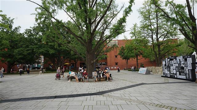 서울문리대가 있던 대학로 마로니에 공원은 한국의 대표적인 연극촌으로 변모했다. 관악캠퍼스로 이전하기 전 서울대의 모습을 담은 청동모형이 기념비와 함께 남아 있다. 젊은이들은 이곳이 왜 대학로인지 모른다.