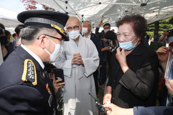 故이한열 열사 어머니 만나 “죄스럽다”… 경찰청장 첫 사과 