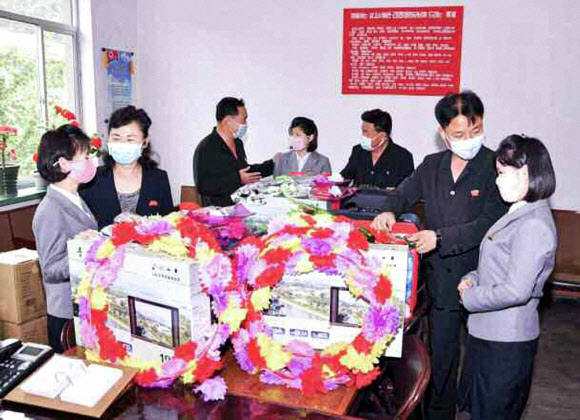 노동당 기관지 노동신문은 10일 1면에서 혜산시와 평성시의 사범대학, 교원대학 졸업생들이 최전연(최전방)지대, 산골학교들에 자원해 진출했다며 그 모습을 사진으로 공개했다. 2020.6.10  노동신문 홈페이지 캡처