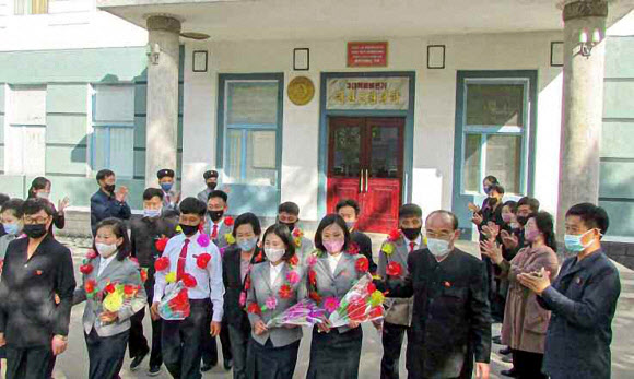 노동당 기관지 노동신문은 10일 1면에서 혜산시와 평성시의 사범대학, 교원대학 졸업생들이 최전연(최전방)지대, 산골학교들에 자원해 진출했다며 그 모습을 사진으로 공개했다. 2020.6.10  노동신문 홈페이지 캡처