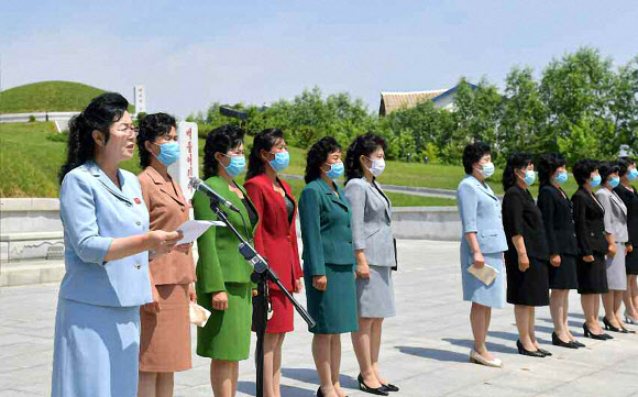 노동당 기관지 노동신문은 10일 황해남도 신천박물관 앞에서 진행된 조선사회주의여성동맹(여맹) 간부들과 여맹원들의 대북전단 살포 항의 군중집회를 소개했다. 2020.6.10  노동신문 홈페이지 캡처