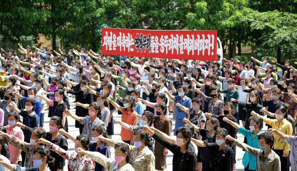 노동당 기관지 노동신문은 10일 황해남도 신천박물관 앞에서 진행된 조선사회주의여성동맹(여맹) 간부들과 여맹원들의 대북전단 살포 항의 군중집회를 소개했다. “역적무리들을 송두리째 불태워 버리자!” 구호가 보인다. 2020.6.10  노동신문 홈페이지 캡처