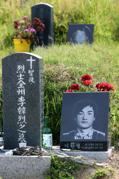 6월 항쟁 33주년을 맞은 10일 오전 광주 북구 망월동 민족민주열사묘역(5·18 구묘역) 이한열 열사 묘소에 추모객이 두고 간 술병과 국화가 놓여 있다. 2020.6.10  연합뉴스