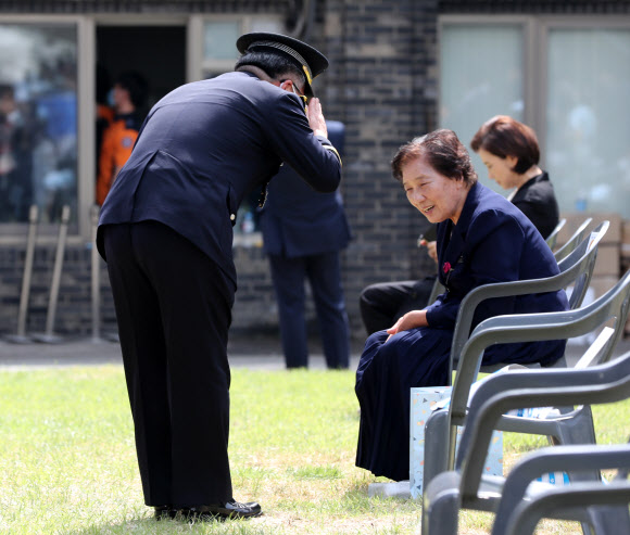 10일 오전 서울 용산구 민주인권기념관에서 열린 6·10 민주항쟁 기념식에서 이한열 열사 모친 배은심 씨가 민갑룡 경찰청장과 인사하고 있다. 2020.6.10  연합뉴스