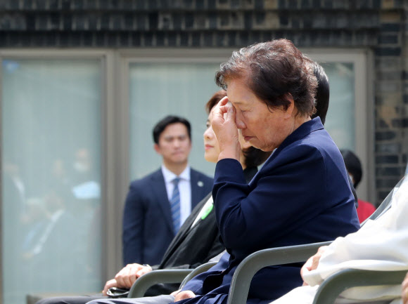 고 이한열 열사 모친이 10일 오전 서울 용산구 민주인권기념관에서 열린 6·10 민주항쟁 기념식에서 눈물 흘리고 있다. 2020.6.10  연합뉴스