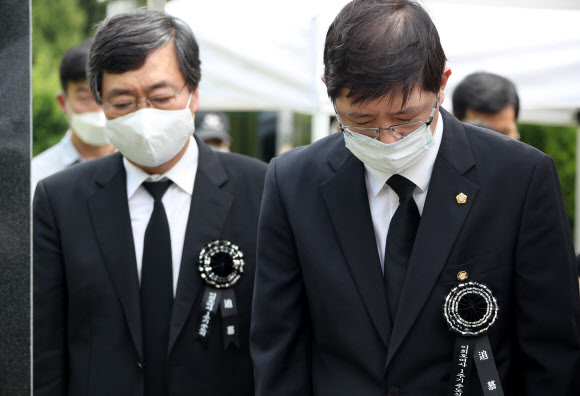 10일 오전 서울 동작구 국립서울현충원에서 열린 고(故) 이희호 여사 1주기 추도식에 차남 김홍업 김대중평화센터 이사장(왼쪽), 삼남 더불어민주당 김홍걸 의원이 묵념하고 있다. 2020.6.10  연합뉴스