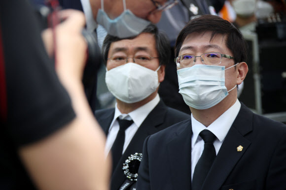 10일 오전 서울 동작구 국립서울현충원에서 열린 고(故) 이희호 여사 1주기 추도식에 차남 김홍업 김대중평화센터 이사장, 삼남 더불어민주당 김홍걸 의원이 참석해 있다. 2020.6.10  연합뉴스